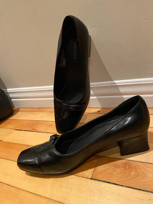 Souliers été noirs et sandale blanche dans Femmes - Chaussures  à Ville de Montréal - Image 2