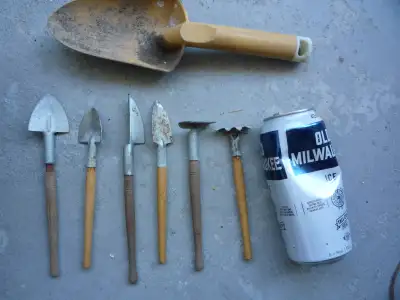 Gardening hand tool set & much more fine items selling      b583, View more