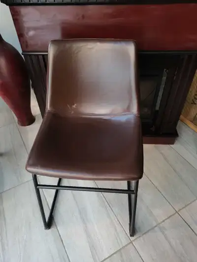 Give your room a retro-modern touch with the suber-comfortable Hayden chair. Its sculpted bentwood s...