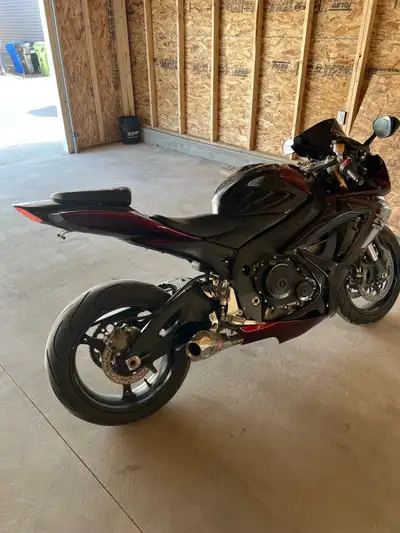 Selling my gsxr 600 because I upgraded to 750. Noting wrong with it . New tires , just did oil chang...