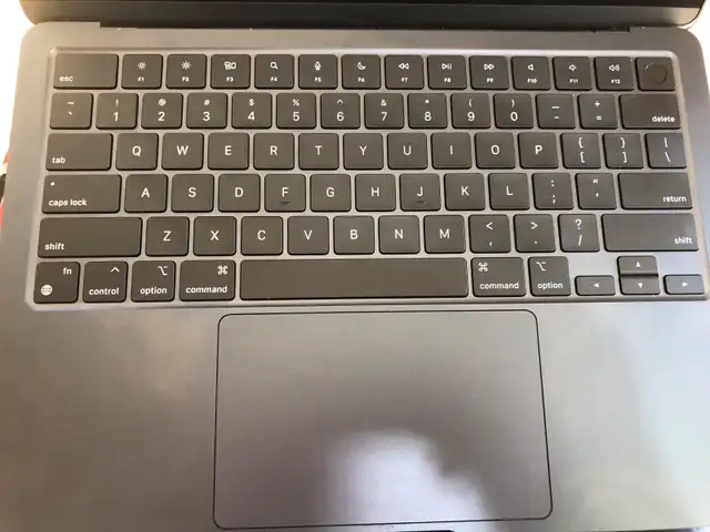 Macbook M2 2022 Black in Laptops in Edmonton - Image 3