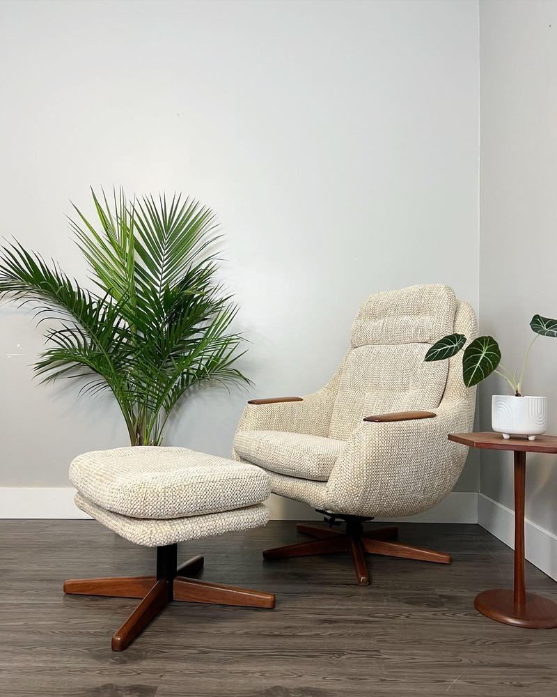 Mid century reclining lounge chair, with teak base & armrest’s