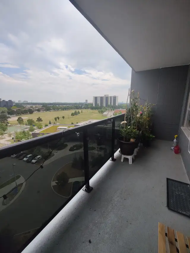 Room for rent in 3 bedroom apartment in Room Rentals & Roommates in City of Toronto - Image 5
