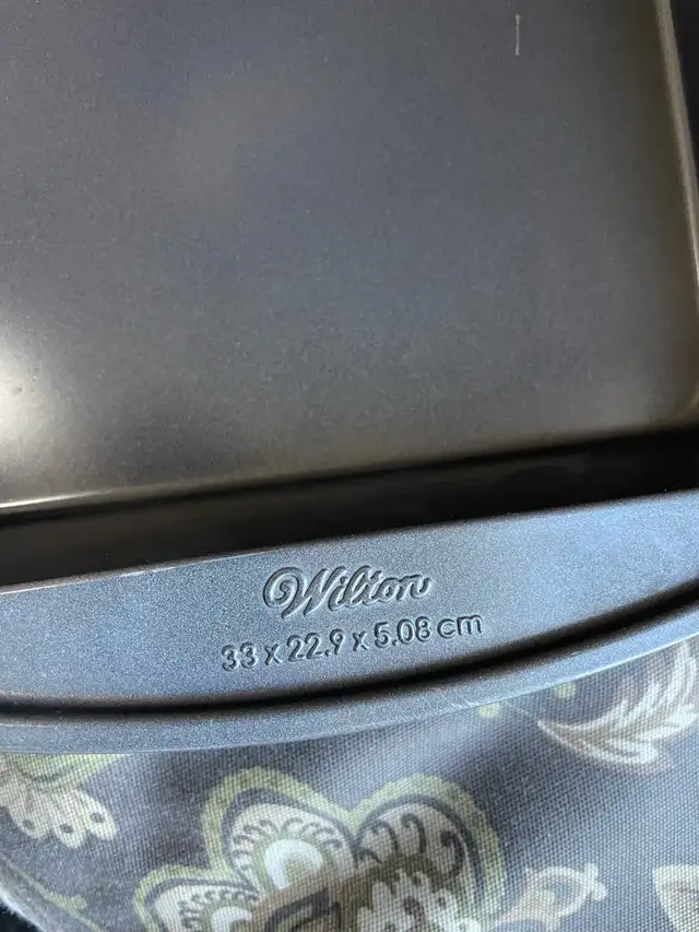 Wilton rectangular cake / brownie pan 13’ x 9’ in Kitchen & Dining Wares in Calgary - Image 3
