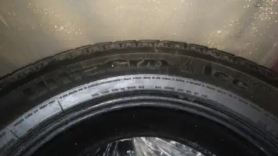 Pneu hiver Goodyear UltraGrip Ice 245/65r18 valeur 800$ je demande 300$