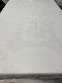 Gorgeous white tablecloth 6-8 seats, with 8 napkins