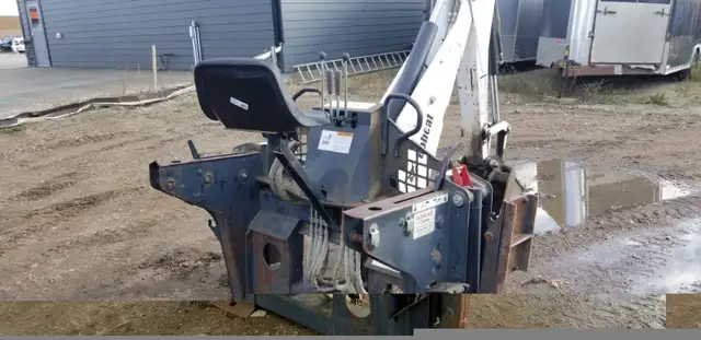 2003 Bobcat 709FDS Skid Steer Backhoe Attachment in Heavy Equipment in Regina - Image 5