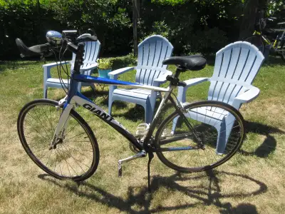 Giant road bike excellent condition back and front light included