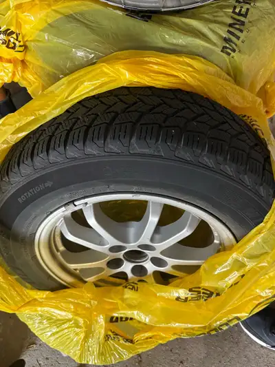 Very good condition- This is a full set, 195/R15- 1 season driven- Original Toyota ( Michelin)
