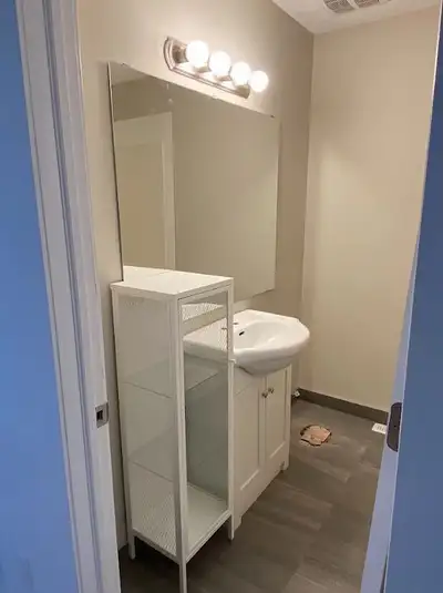 My available room po kmi w/ closet available on March 1. Pwede couple or single. Near Chinook & IKEA...