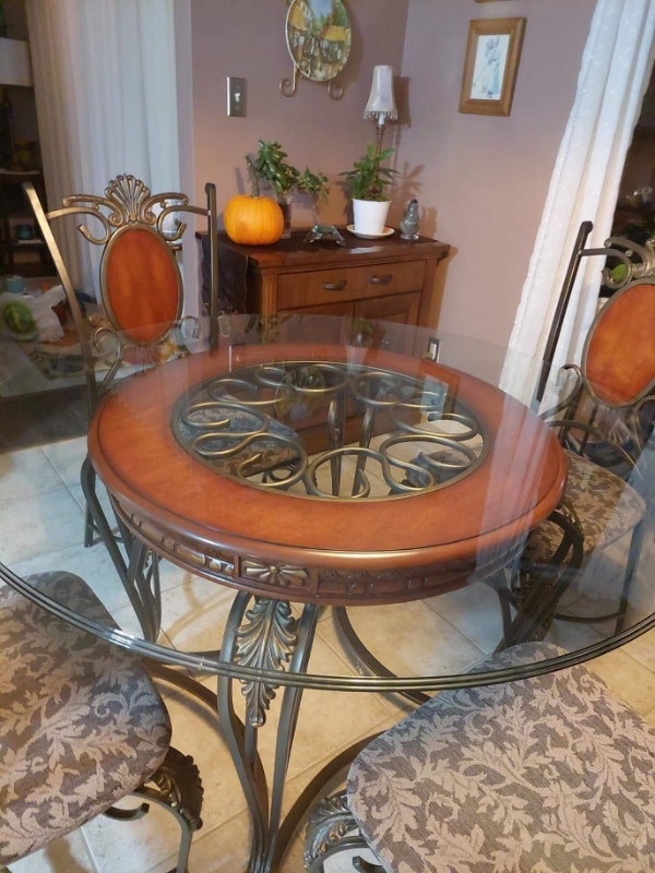 Kitchen Table w/4 chairs and Bakers Rack with Wine Storage Dining Tables & Sets Kitchener