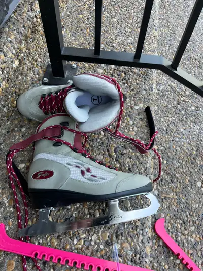 Ladies Skates, View more