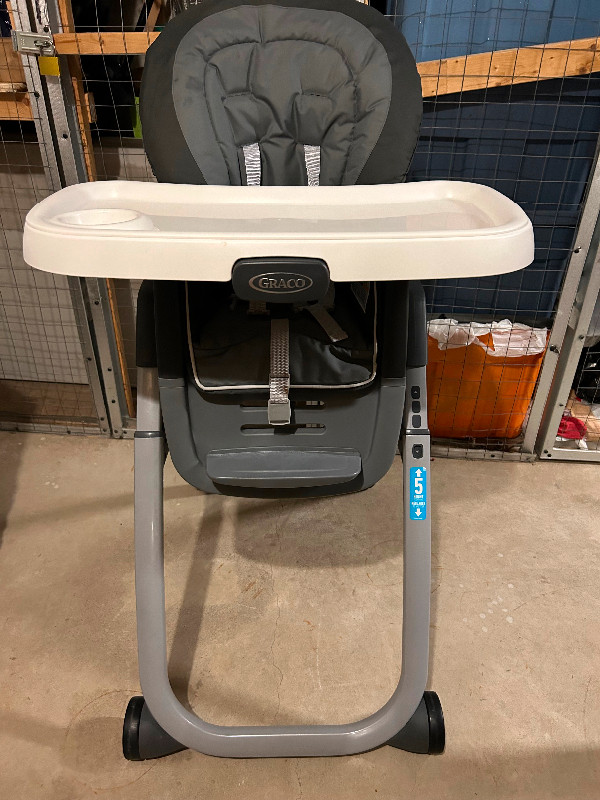 Like New Graco DuoDiner DLX 6-in-1 Highchair in Feeding & High Chairs in Hamilton