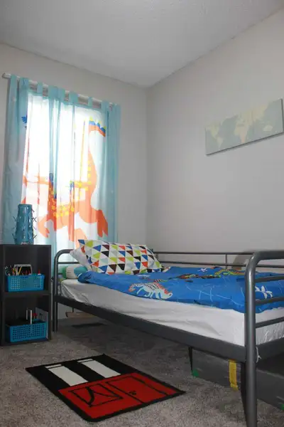 ROOM FOR RENT IN PENBROOKE SE (Move in August)