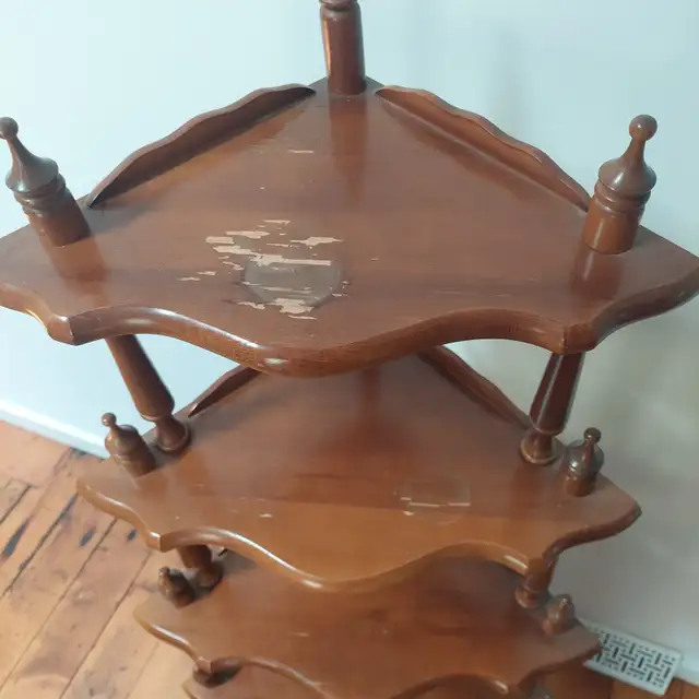 Antique wood corner shelf in Bookcases & Shelving Units in Hamilton - Image 3
