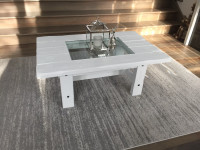 Table de salon en bois avec encastré en verre