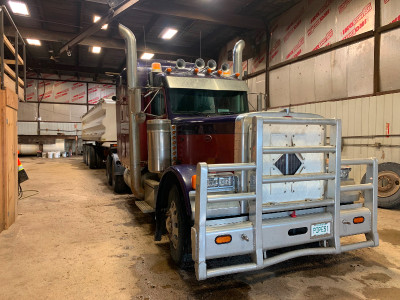 2000 Peterbuilt N14 379 Truck in mint condition