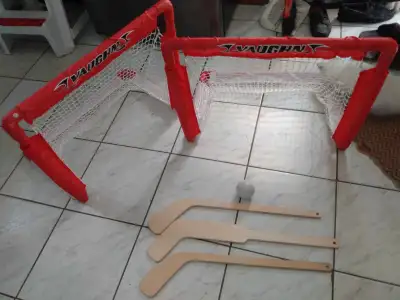 2 BUTS 3 BÂTONS ET 1 BALLE EN BONNE CONDITION 25$SHAWI SUD, View more