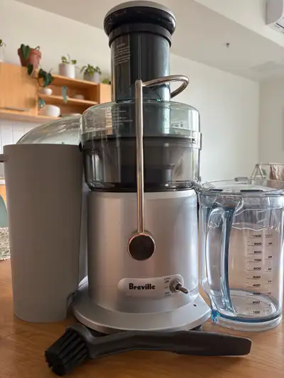 Extracteur de jus Breville presque neuf, utilisé à quelques reprises seulement. Venir chercher près...