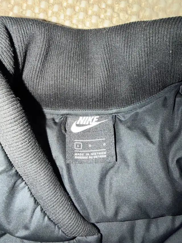 Nike Puffer Jacket  in Men's in Oakville / Halton Region - Image 3