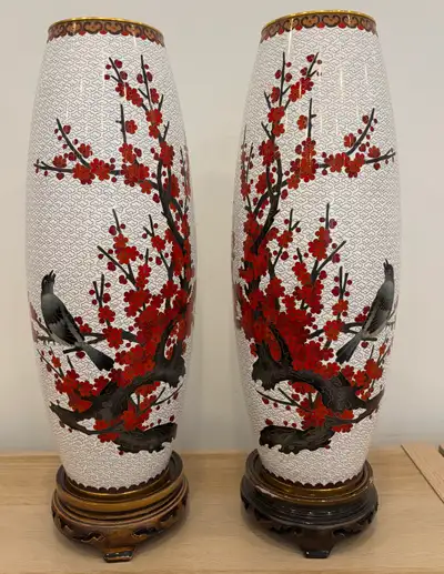 Magnifique paire de vases en émail cloisonné authentiques. Achetés en Chine il y a 15 ans, ces pièce...