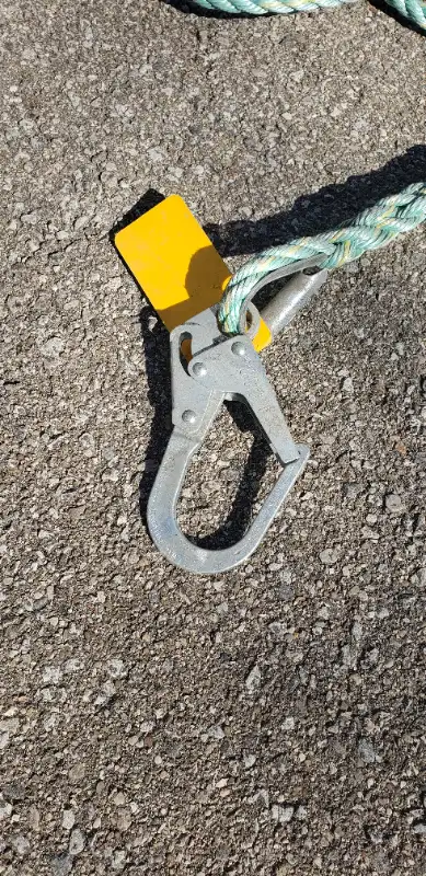 Nylon rope 50' with large hook, 5/8" thick. in Ladders & Scaffolding in Oakville / Halton Region - Image 3