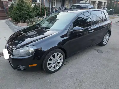 This is a 2012 Volkswagen Golf TDI, offering a blend of fuel efficiency and practicality with its di...