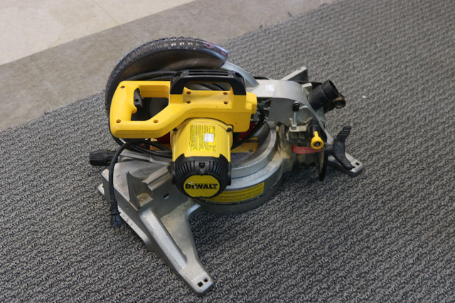 Dewalt DWS713 15A 10 in.  Single-Bevel Compound Miter Saw(#37702 in Power Tools in City of Halifax - Image 4