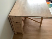 Table pliante Ikea  en bouleau impeccable-aubaine