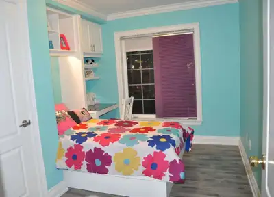 "ROOM RENTAL" - Derry/McLaughlin intersection. One room available in a semi-detached townhouse. Bedr...