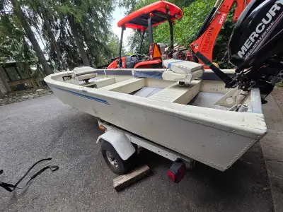 Very nice and reliable complete fishing/recreational boat package, ready for the water. Includes: Gr...