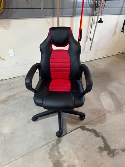 Black and red youth gaming chair. Height adjustable, swivel, 5 wheels.