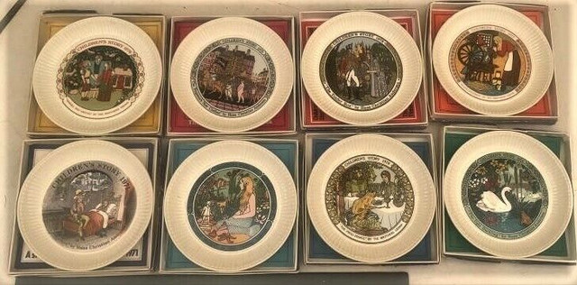 SET (8) WEDGEWOOD CHILDREN'S STORIES SERIES PLATES ORIGINAL BOX in Arts & Collectibles in Charlottetown