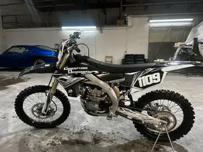 YZ 250F 2020 -Achetée neuve -Un seul propriétaire -Pouce (Throttle body) -Sur tire d'origine, neufs...