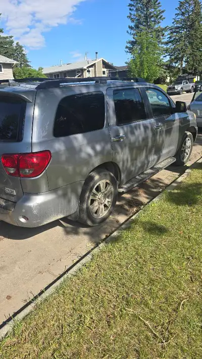 2010 Toyota Sequoia Platinum 7 passenger 4 wheel drive w/5.7 liter engine (140,000 km on engine, rep...