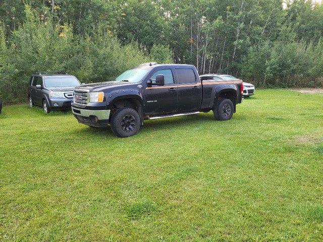 2012 gmc duramax diesel 4x4 . Good running diesel . in Cars & Trucks in Meadow Lake