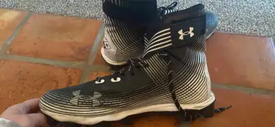 Like new condition under armour football cleats, worn on turf for flag football Size 11 men’s. Pu fo...