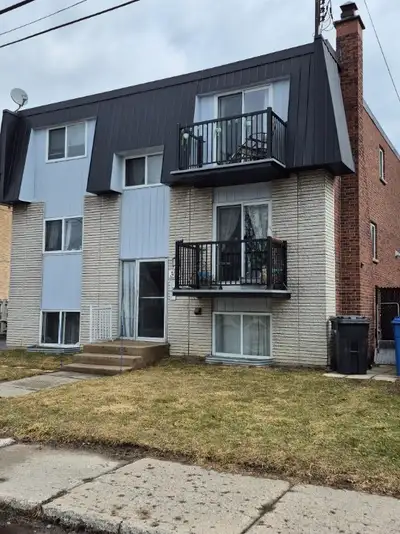 Longueuil, 5 1/2, dans un 5 plex , propre, bien entretenu, rez-de chaussée, 2 balcons, foyer fonctio...