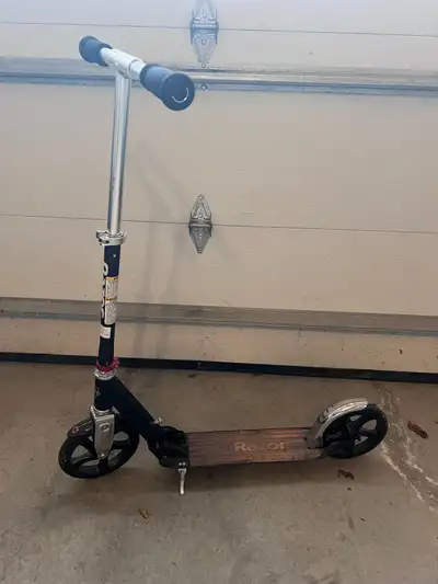 Razor scooter with large wheels. Adjustable height. Weight limit 100kg.