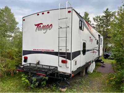 2008 Pacific Coachworks Tango 311BHSS family bunkhouse travel trailer. Approximately 34’10” overall...