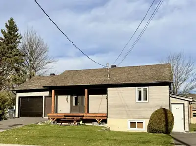 Maison avec garage chauffé à louer a st-jean-chrysostome. 3 chambres, grand bureau, foyer electrique...