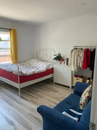 Je parle aussi français / Português. Bright and spacious room for rent, apartment semi-furnished and...