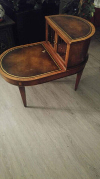 Wanted. This vintage Weiman end table and matching coffee table.