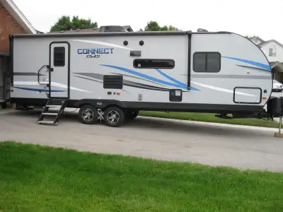 FRONT KING BED WITH NEW PILLOW TOP MATTRESS, FOLD UP STORAGE RACK ON REAR BUMPER, SLIDEOUT AWNING TO...