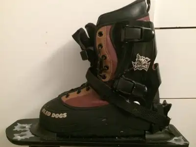 Sled dog sledog, skis mini avec cares en metal. Les skis s enlèvent pour marcher uniquement avec les...