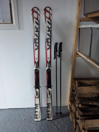 Skis alpins, fixations, bottes et bâtons