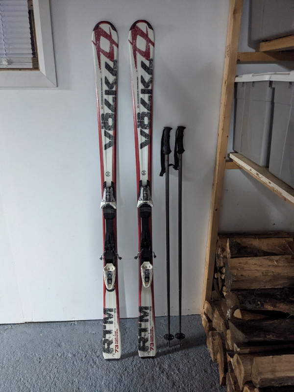 Skis alpins, fixations, bottes et bâtons dans Ski  à Sherbrooke
