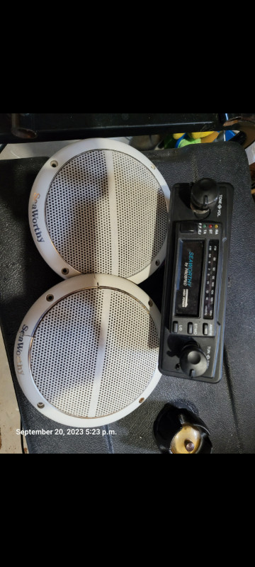 SeaWorthy AM/FM Cassette Radio and Speakers - Marine in Stereo Systems & Home Theatre in Gatineau