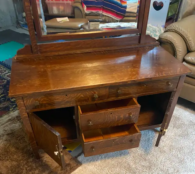 Antique Tiger Oak Dresser and Mirror in Dressers & Wardrobes in St. Albert - Image 7