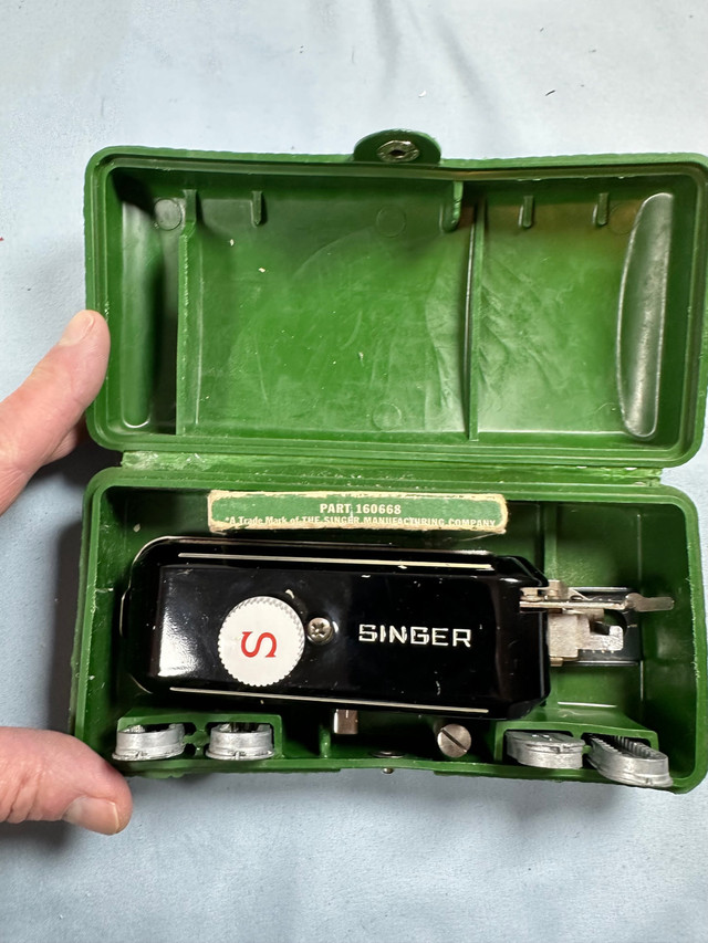 Vintage Singer Sewing Machime Button Hole Attachment. in Hobbies & Crafts in Brantford